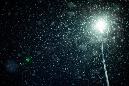 东北冬天下雪街道路灯下摄影图配图