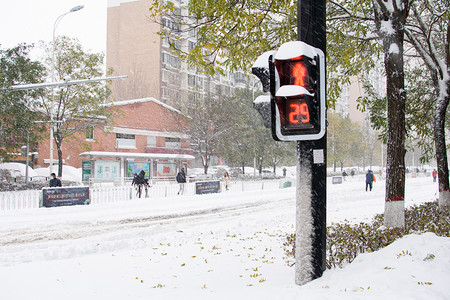 鞍山上午红绿灯路口下雪摄影图配图