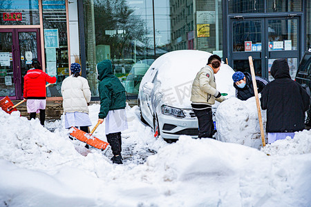 东北大雪摄影照片_东北冬日下雪街道堆雪人摄影图配图
