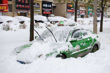 鞍山上午出租车路北被雪淹没摄影图配图