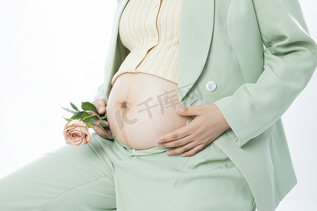 孕婴白天孕妈室内扶着肚子摄影图配图
