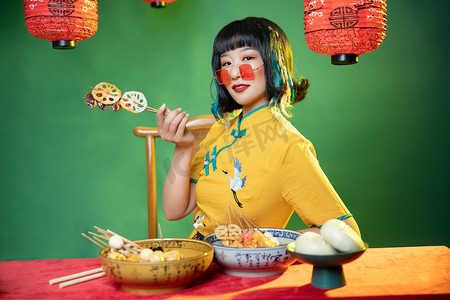 中国风人物摄影照片_国潮白天旗袍美女室内举着串串摄影图配图