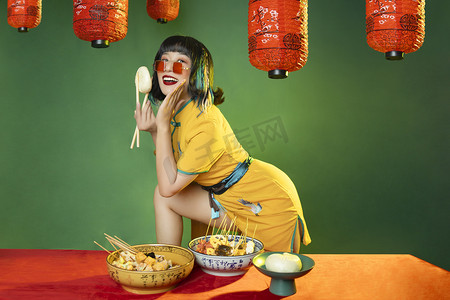 中国风人物摄影照片_时尚国潮白天扶眼镜的旗袍美女白天筷子夹起包子摄影图配图
