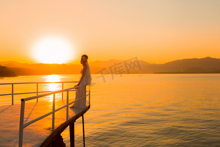 婚礼纪摄影照片_夕阳人物婚纱照两个人户外摄影图配图