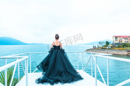 婚纱照黑色礼服一个人户外摄影图配图