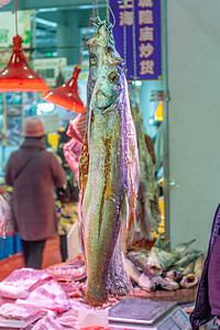 年货市场中悬挂的咸鱼摄影图配图