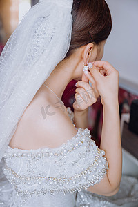 婚礼新娘室内戴耳环摄影图配图