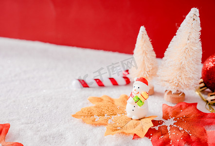 圣诞节装饰雪人圣诞树雪地摄影图配图