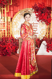 人物婚礼中式摄影照片_新娘结婚婚礼人物秀禾摄影图配图