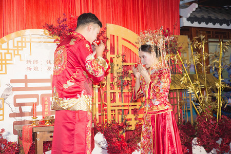 人物婚礼中式摄影照片_新娘美女结婚嫁娶新郎摄影图配图