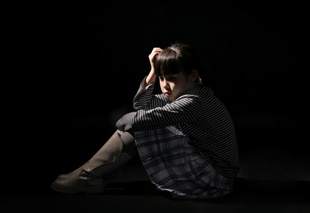 孤独小女孩人物抑郁难过摄影图配图