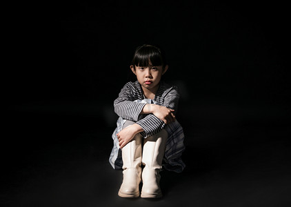 孤独无助儿童小女孩抑郁摄影图配图