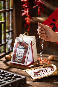 传统节日白天桌面的五谷杂粮室内抓米摄影图配图