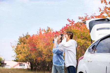 自驾游gif摄影照片_情侣旅行旅游自驾游出游摄影图配图