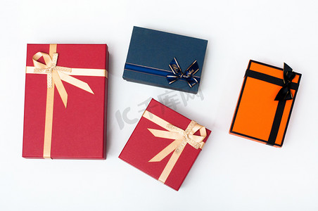 红色礼物盒摄影照片_礼物盒电商产品纯底实物小商品礼物盒组合摄影图配图