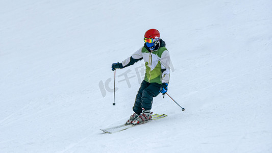 冬季安全注意事项摄影照片_单人双板滑雪上午滑雪冬季素材摄影图配图