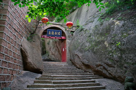 迎客松送摄影照片_龙泉寺上午庙门寺庙开门迎客摄影图配图