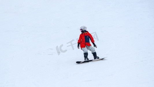 冬季运动健身摄影照片_体育竞技滑雪上午滑雪冬季素材摄影图配图