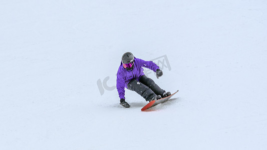冬季运动健身摄影照片_单板滑雪上午滑雪冬季素材摄影图配图