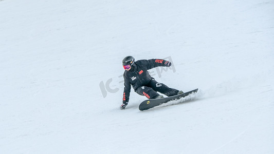 单人滑雪上午人物冬季素材摄影图配图