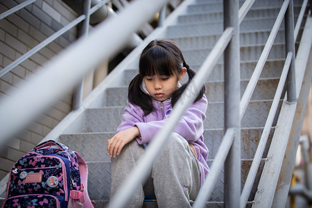 小女孩人物孤独难过伤心摄影图配图