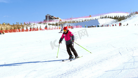 冬季滑雪场人物滑雪上午滑雪冬季素材摄影图配图