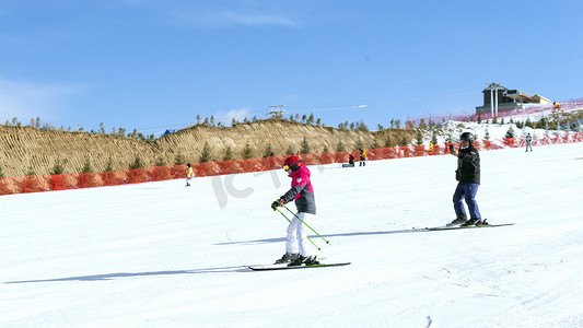 冬季滑雪场滑雪上午滑雪冬季素材摄影图配图