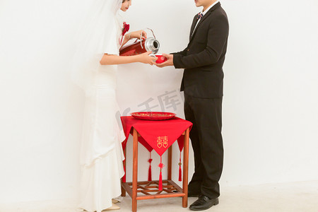 结婚喜庆素材摄影照片_室内婚纱照喝茶素材上午两个人室内摄影图配图