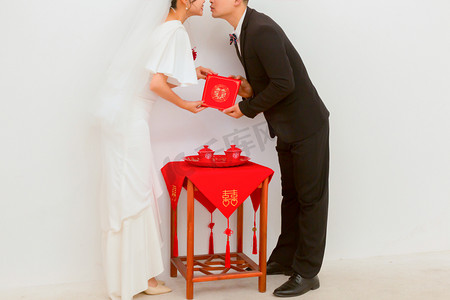 结婚喜庆素材摄影照片_室内婚纱照素材上午两个人室内亲吻摄影图配图