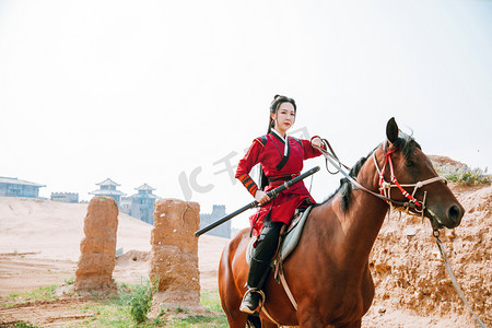 藏族骑马摄影照片_武侠古风白天穿汉服的女侠户外骑马摄影图配图