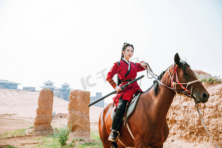 骑马放羊摄影照片_武侠古风白天穿汉服的女侠户外骑马摄影图配图