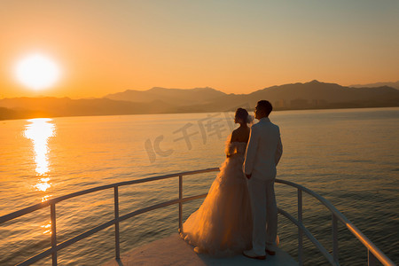 婚纱摄影剪影素材照片夕阳两个人户外摄影图配图