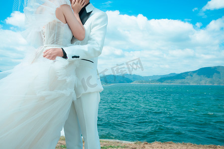 婚纱照白纱礼服的照片下午两个人户外无摄影图配图
