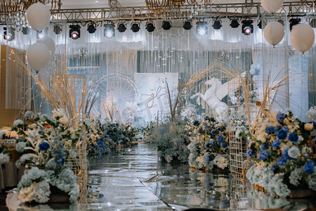 婚礼现场舞台全景摄影图配图