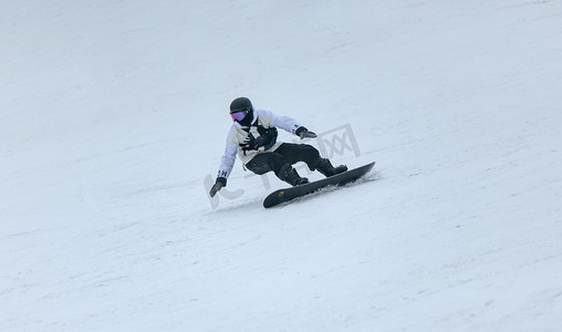 冬季运动健身摄影照片_滑雪滑板上午单人冬季素材摄影图配图