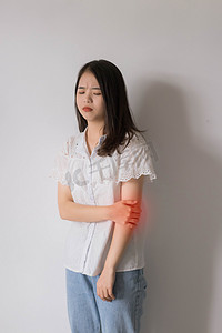 亚健康摄影照片_青年女性亚健康手肘受伤疼痛摄影图配图