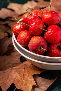 美食秋季红山楂木桌摆放摄影图配图