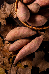 美食秋季红薯木桌放置摄影图配图