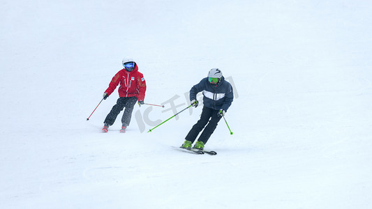 双人滑雪上午人物冬季素材摄影图配图