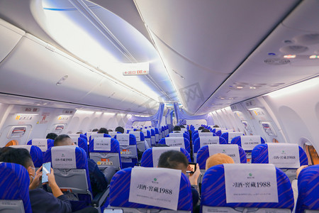 旅游飞机摄影照片_飞机飞机舱座位交通运输摄影图配图