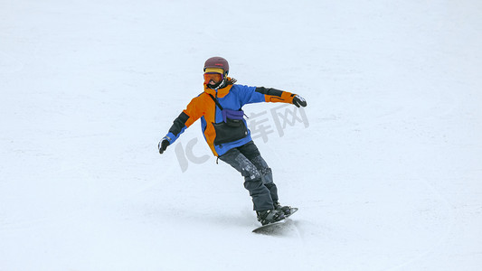 冬季运动健身摄影照片_单人滑雪运动上午人物冬季素材摄影图配图