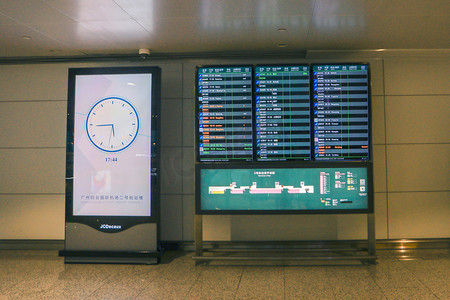 广州机场摄影照片_机场指示牌时钟室内导航屏摄影图配图