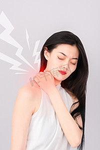 青年女性肩膀痛颈椎发炎摄影图配图