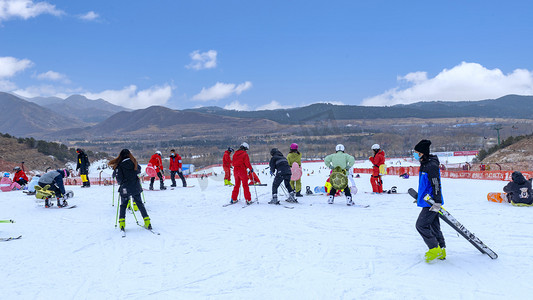 滑雪场多人上午多人冬季素材摄影图配图