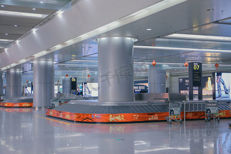 安检行李仓取物室内机场摄影图配图