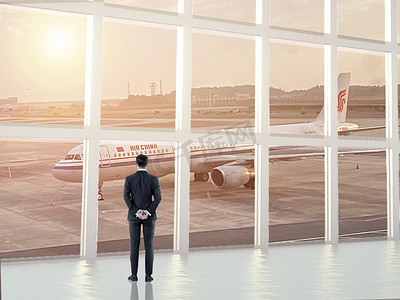 大气早晨机场停机坪商务白领站在候客厅前摄影图