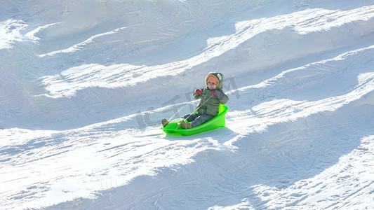 儿童滑雪运动上午儿童冬季素材摄影图配图