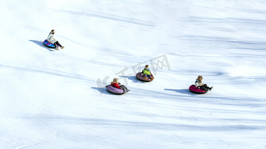 冬季运动健身摄影照片_儿童滑雪上午滑雪冬季素材摄影图配图