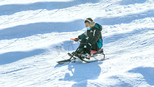冬季雪地儿童运动上午儿童冬季素材摄影图配图