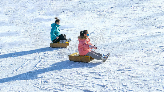 二人滑雪上午人物冬季素材摄影图配图